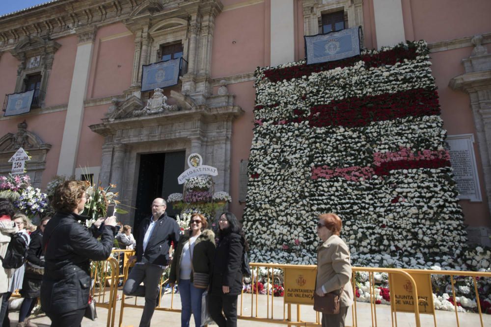 La Mare de Déu luce su manto en la Plaza de la Virgen