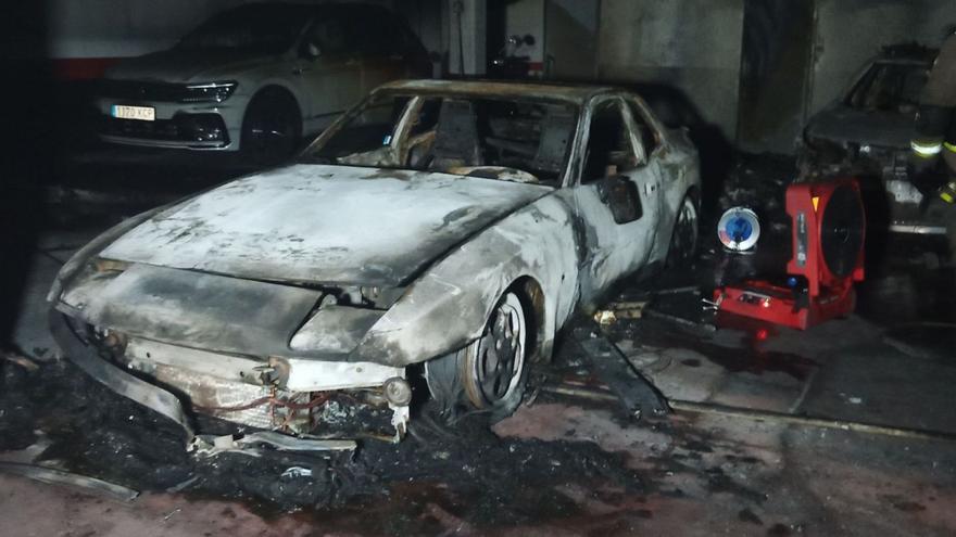 Restos del Porsche, uno de los vehículos calcinados por el incendio en un garaje en la calle Doña Urraca de Salvaterra.