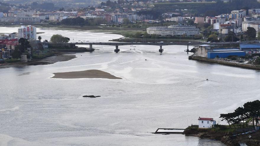 Puente de A Pasaxe y la ría de O Burgo sobre la que discurre. |   // VÍCTOR ECHAVE