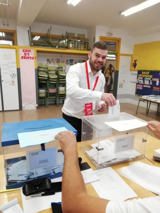 Enric Palanca (PSPV) vota en la Pobla de Farnals.