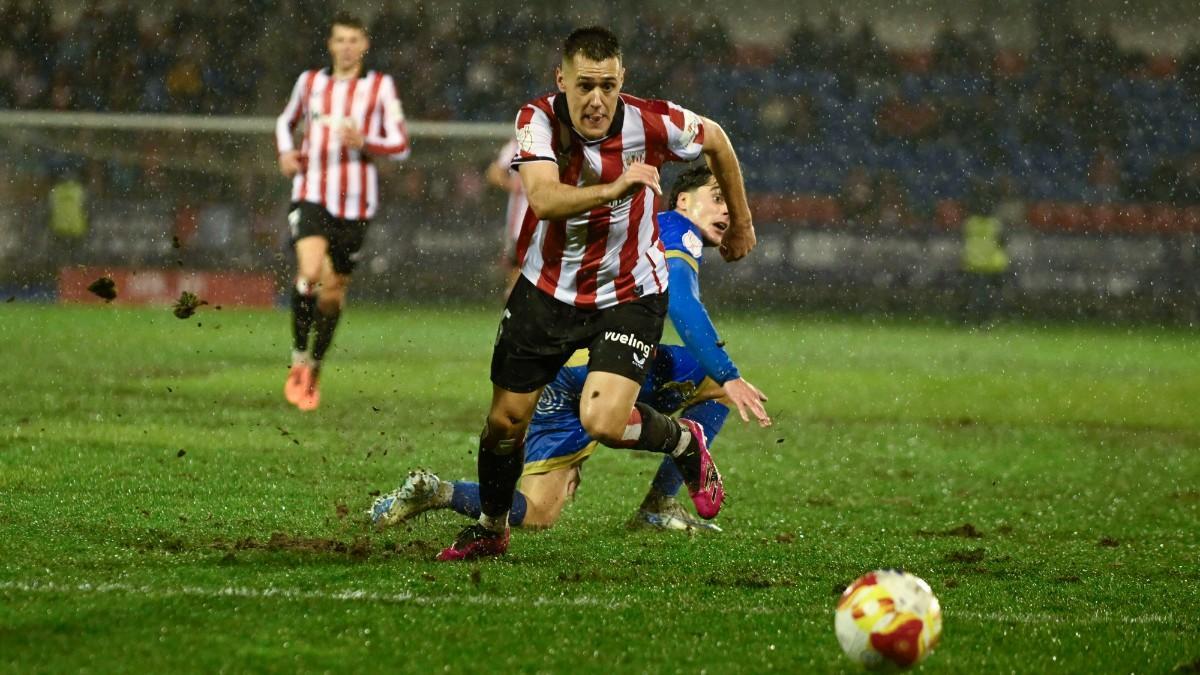 El delantero del Athletic Urko Izeta, durante el partido de dieciseisavos de final de la Copa del Rey que Ourense CF y Athletic Club disputan este jueves en el estadio de O Couto