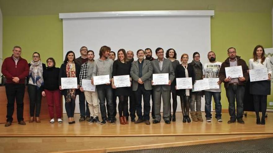 Los premiados posaron para los fotógrafos al final del acto en el centro social Real Blanc.