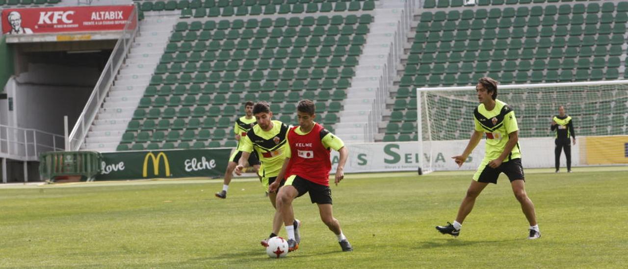 Javi López, ayer, conduce un balón en presencia de Javi Flores.