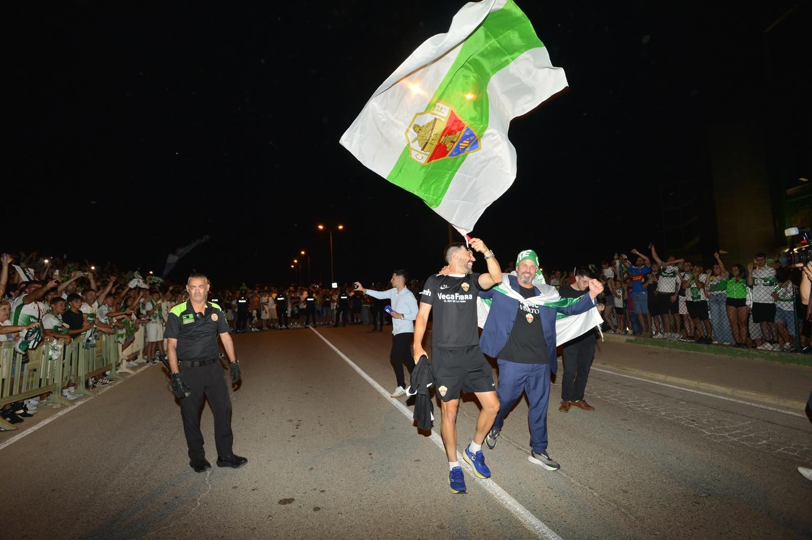 La afición del Elche recibe a los héroes del ascenso a su llegada al Martínez Valero
