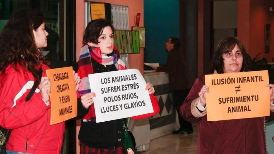 Las animalistas posan con los carteles de protesta.