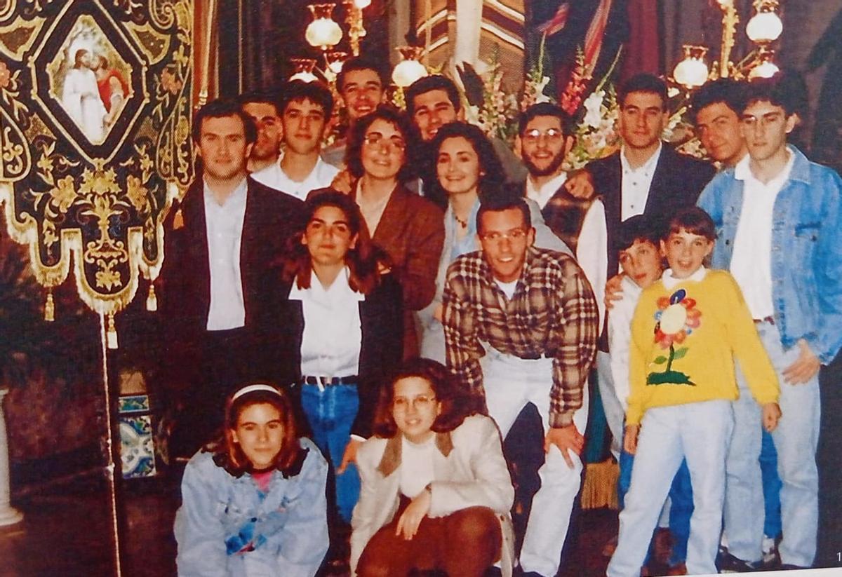 La Hermandad después de recibir la bendición para poder salir en procesión en la Semana Danta de 1995.
