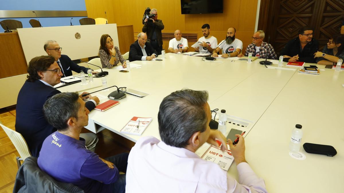 Reunión en el Ayuntamiento de Zaragoza entre empresa y trabajadores del bus urbano con la consejera Natalia Chueca para desatascar la huelga