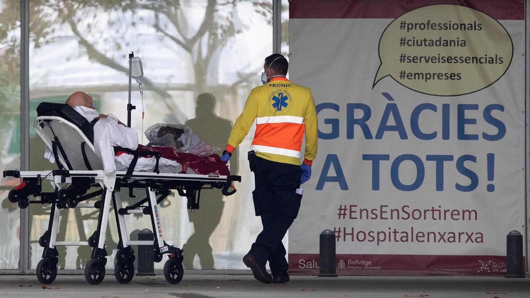 Un técnico de ambulancia del SEM traslada a un enfermo en la entrada a urgencias del Hospital de Bellvitge, el 3 de noviembre