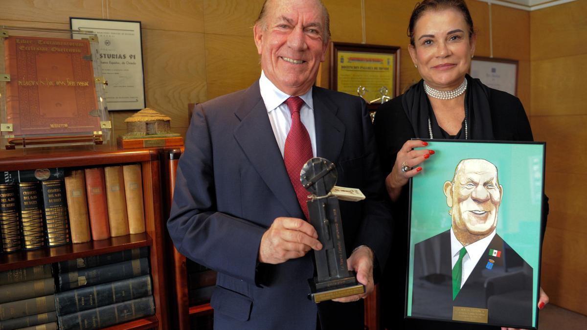 Marusa Gutiérrez y Antonio Suárez, en el acto de entrega del premio "Asturiano del mes" de LA NUEVA ESPAÑA concedido a este último.