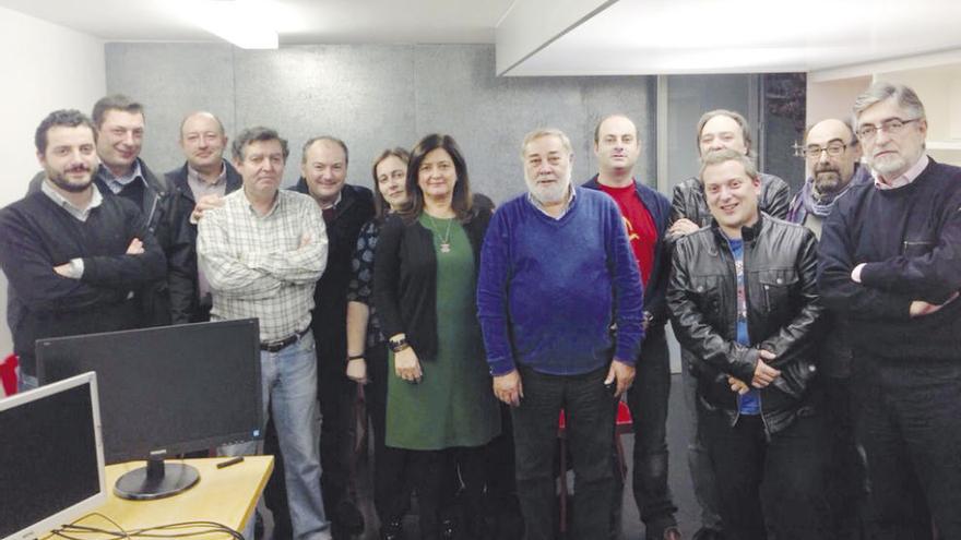 Julio Sacristán (en el centro), ayer, tras conocer los resultados de las primarias provinciales. l. o.