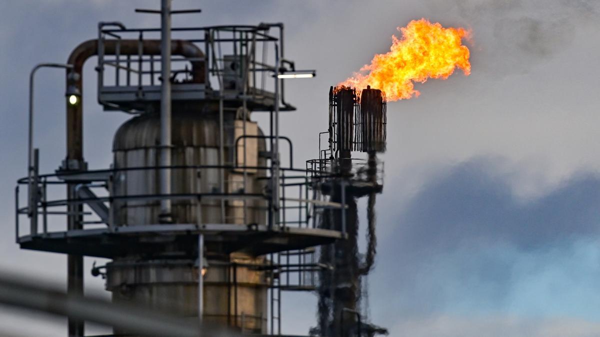 Archivo - FILED - 25 February 2022, Brandenburg, Schwedt: Surplus gas is burnt off in the crude oil processing plant of PCK-Raffinerie GmbH. The German government says it will free up some of its national oil reserves in response to the conflict in Ukrain