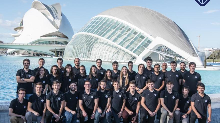 La segunda generación del &quot;Hyperloop UPV&quot; frente a la Ciudad de las Artes y las Ciencias.