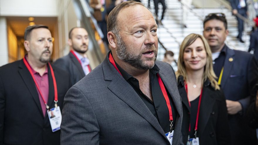 Alexander Jones, presentador de radio estadounidense y teórico de la conspiración de extrema derecha.