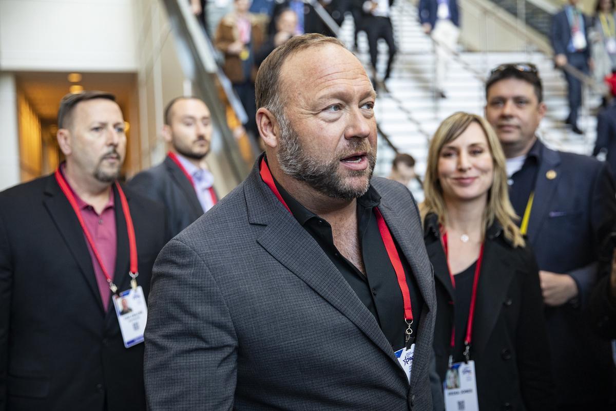 Alexander Jones, presentador de radio estadounidense y teórico de la conspiración de extrema derecha.