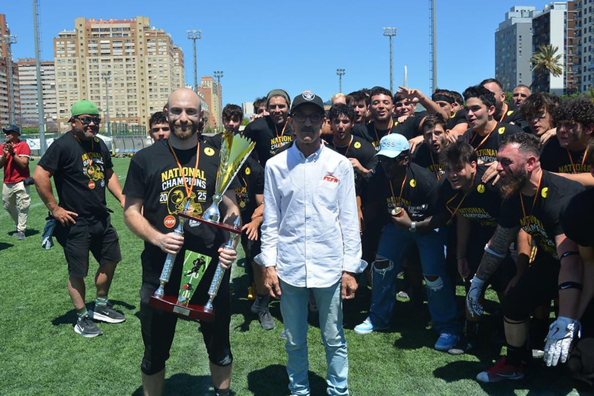 Valencia Firebats ascendió a la élite como campeón de la LNFA 2 tras aplastar a Alcobendas Cavaliers (45-6).