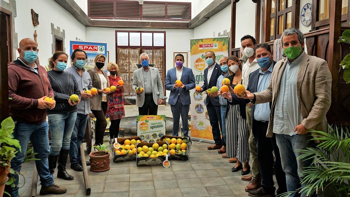 Los citricultores de Telde junto a la directiva de SPAR Gran Canaria y los representantes del Ayuntamiento de Telde tras la firma del 8º Convenio de la Naranja