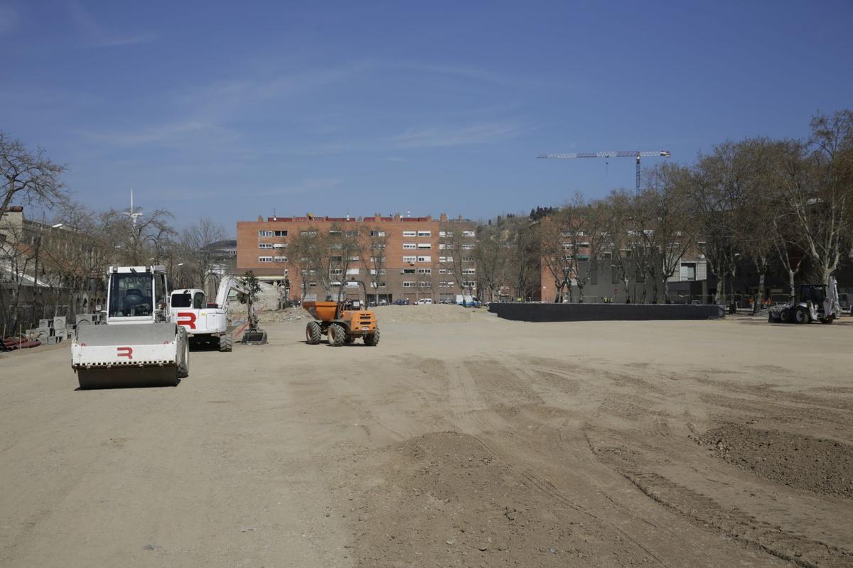 La nueva Marina del Prat Vermell de Barcelona ganará más de un millar de vecinos antes de un año. Las obras de edificios de pisos, oficinas y reurbanización avanzan a todo ritmo, con un horizonte de 12.000 viviendas nuevas entre obra pública y privada.