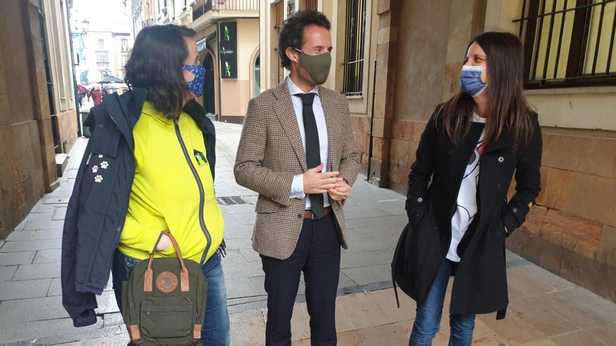 Alejandra Mier, Nacho Cuesta y Eva Rodríguez en el Ayuntamiento.