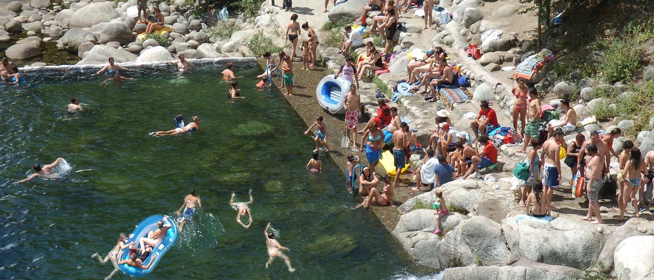 Garganta en la comarca de La Vera. Prácticamente todas las áreas naturales de baño están ya habilitadas en julio.