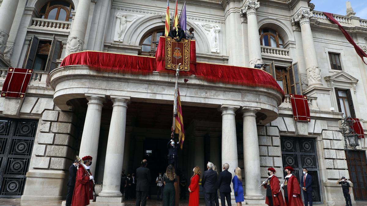 La Procesión Cívica recupera el trazado por la Plaza de la Reina