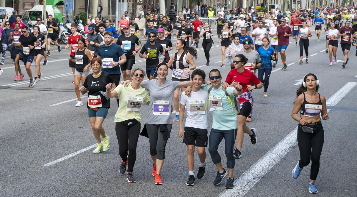 Los participantes descienden por el passeig de Gràcia durante la 44 edición de la Cursa de El Corte Inglés