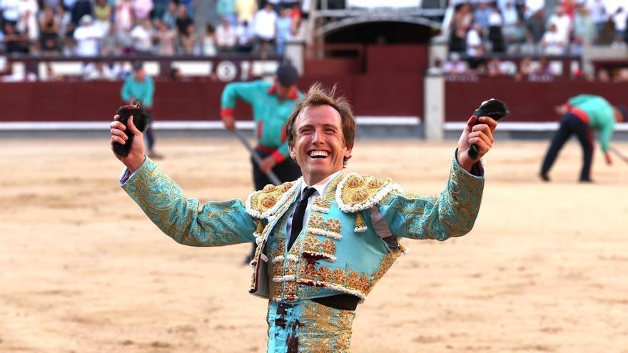Sólo Román, a hombros, saca partido de la completa corrida de Victorino del fin de feria