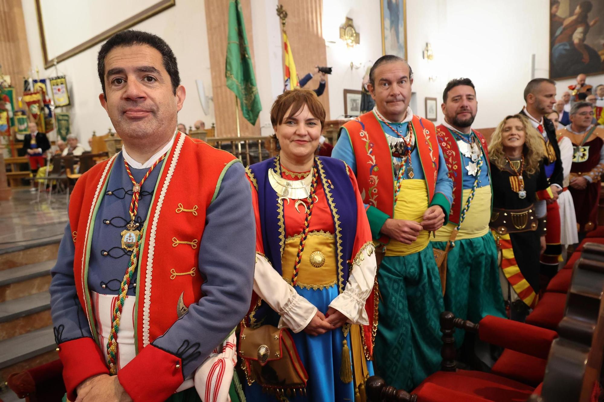 El Sant Jordiet entre claveles en la procesión de la Reliquia