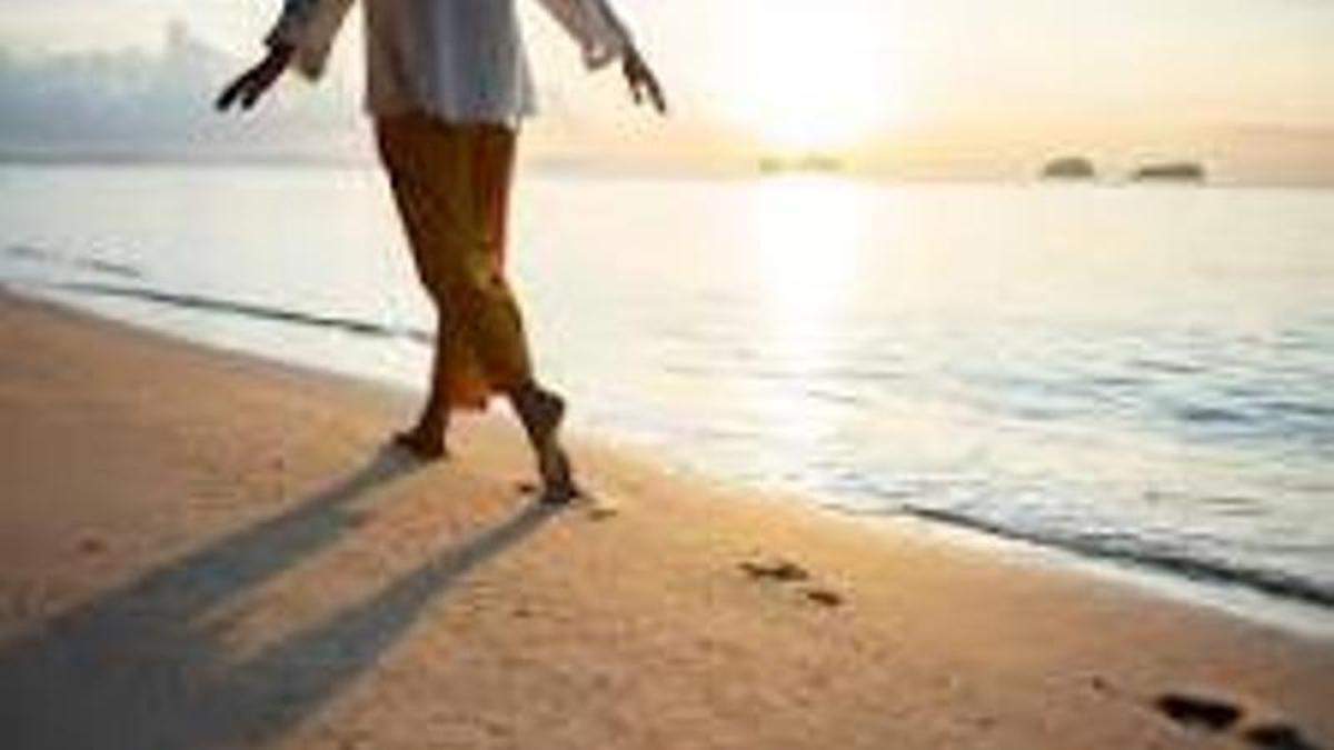 Caminar por la playa es una de las actividades más habituales durante las vacaciones de verano.