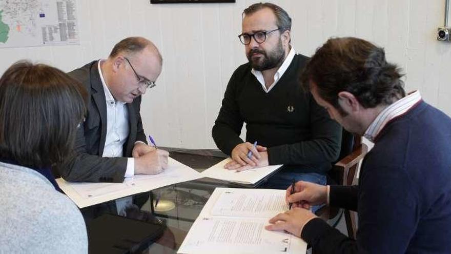 García, Lamas, Cuiña y Fernández durante la firma.. // Bernabé