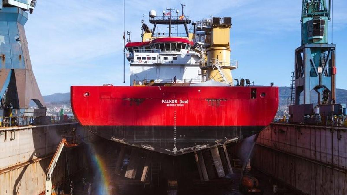 El buque oceanográfico "Falkor Too", antes de los trabajos de pintura de obra viva y obra muerta en el dique de Metalships.