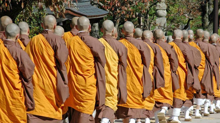 Un grupo de monjes pasea por un parque de Koyasan.