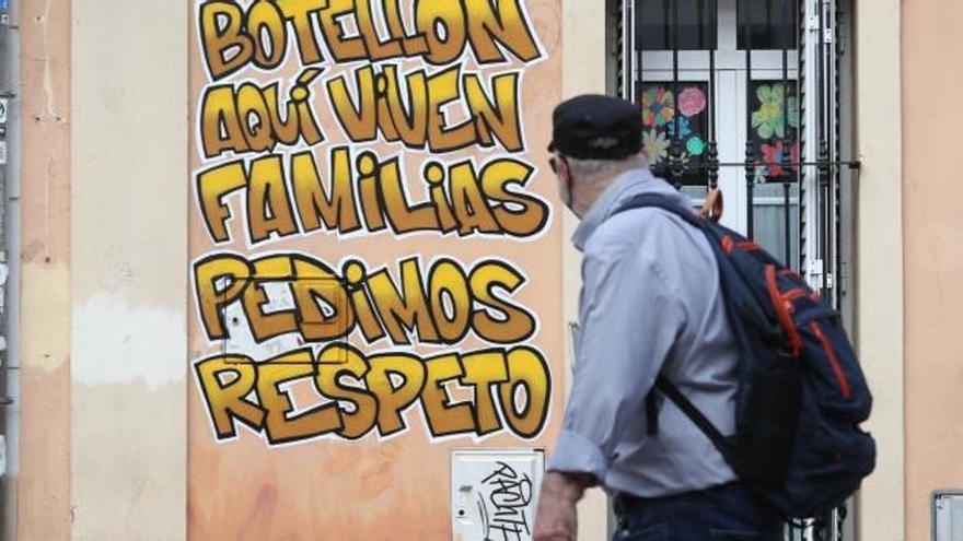 Desquiciados por el botellón en Valencia: orines, peleas y vomiteras