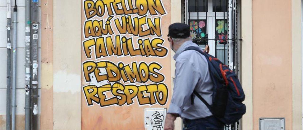 Un letrero exige respeto para las familias en la plaza de Benimaclet.