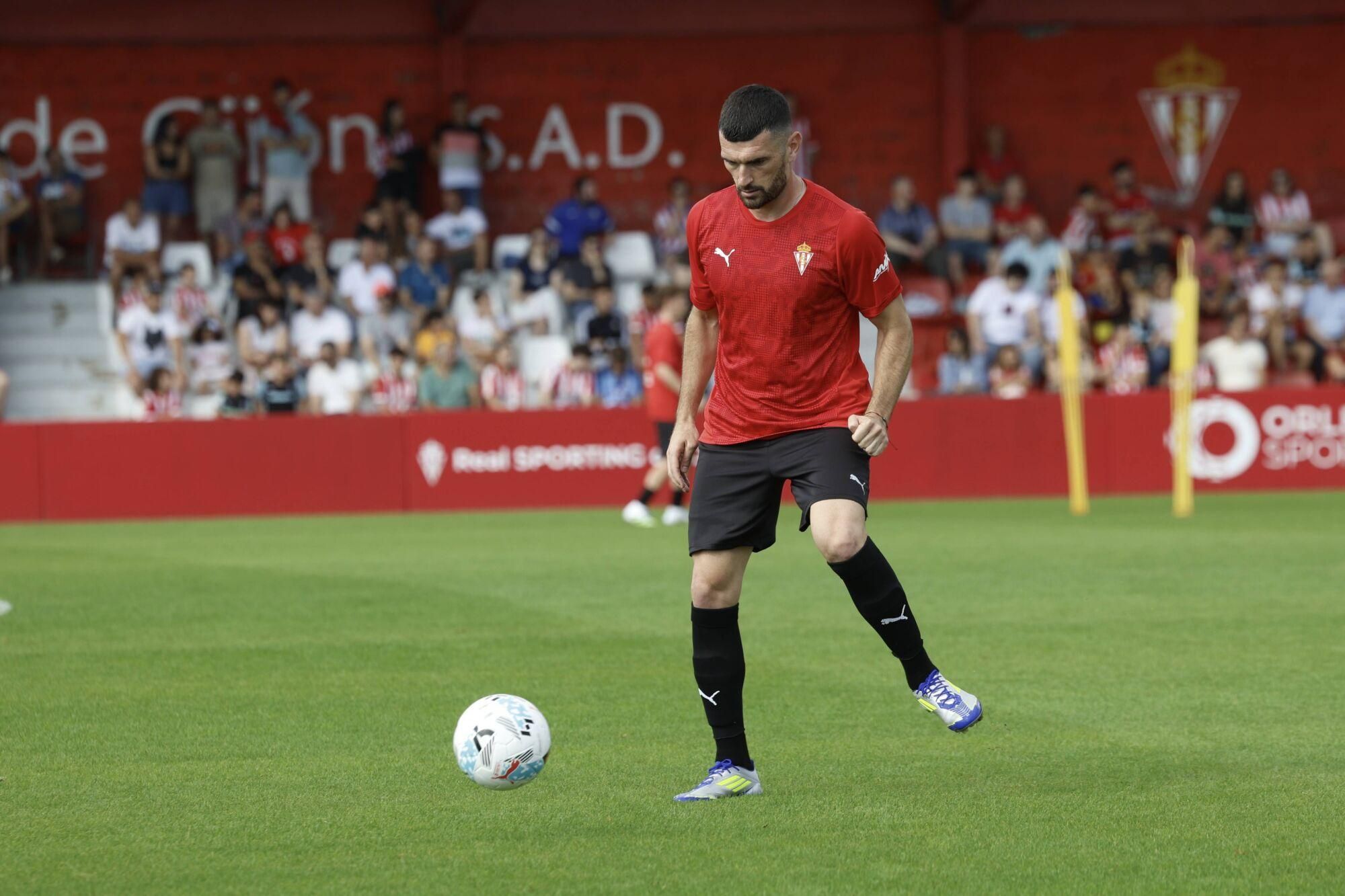 EN IMÁGENES: Segundo entrenamiento del Sporting, con público en Mareo