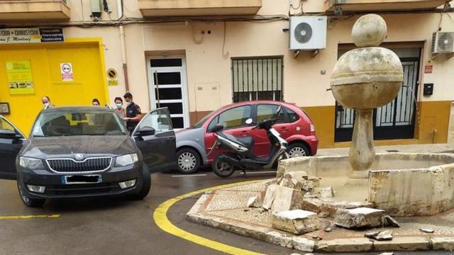 Un turista golpeó la base de una fuente de Xàtiva el 10 de agosto del año pasado. | LEVANTE-EMV