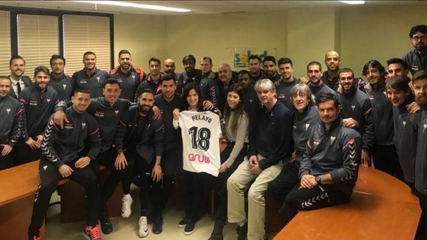 Novo, ya en planta, recibe visita de sus compañeros antes de jugar en Huesca