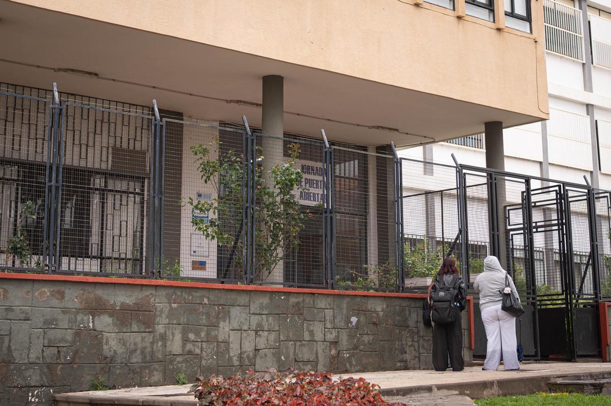 El instituto Andrés Bello, de Santa Cruz de Tenerife, se mantiene cerrado al menos hasta el viernes tras la rotura de una tubería por el paso de Therese.