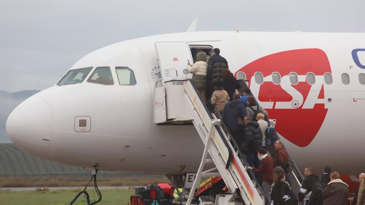 Pasajeros suben al avión del vuelo a Praga del pasado mes de diciembre.