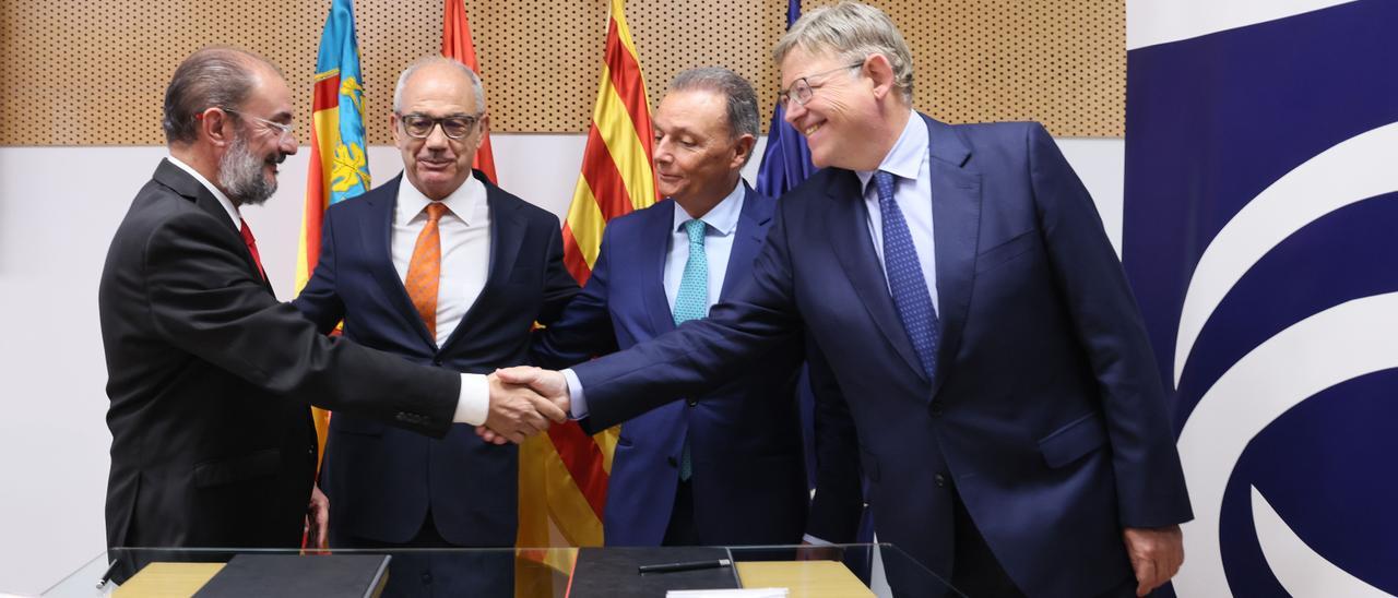 Lambán, Marzo, Navarro y Puig firman el acuerdo a favor del corredor cantábrico-mediterráneo.