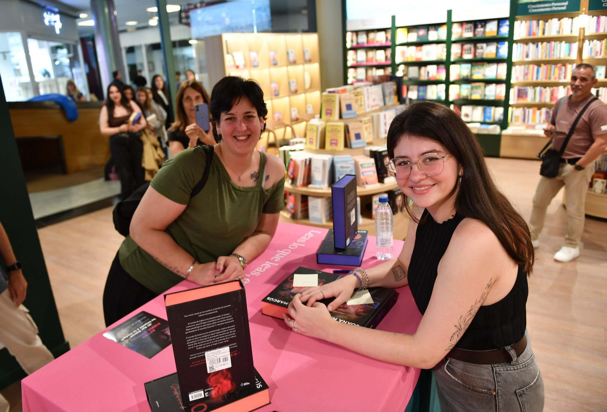Colas en A Coruña para la firma de libros de Joana Marcús