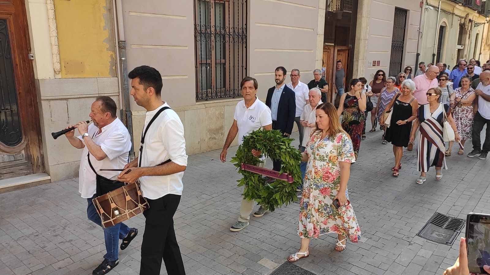 El desfile cívico ha sido el primer acto institucional celebrado esta mañana.