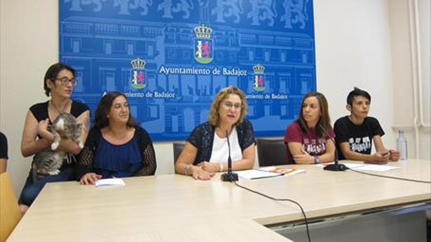 Las protectoras de Badajoz aspiran a retomar las adopciones en la perrera