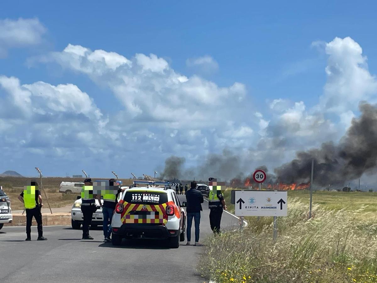 Efectivos del 112 en las inmediaciones del fuego.