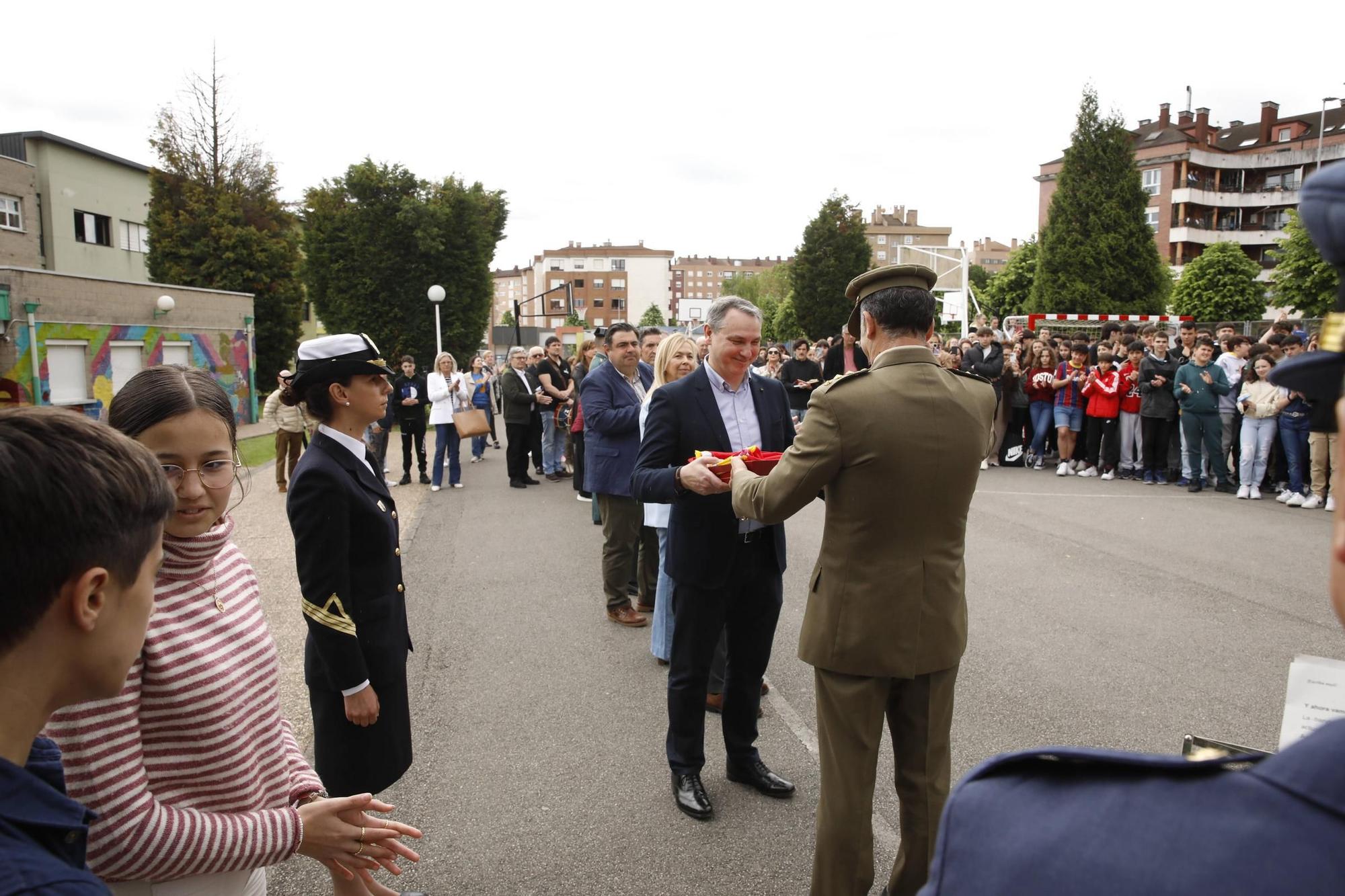 En imágenes: El IES Montevil iza la bandera nacional, un "símbolo de unidad e integridad"