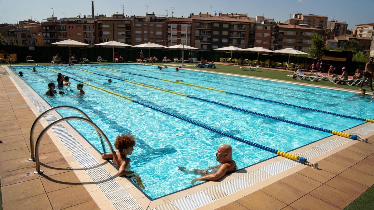 Les piscines de Manresa, un diumenge a la tarda