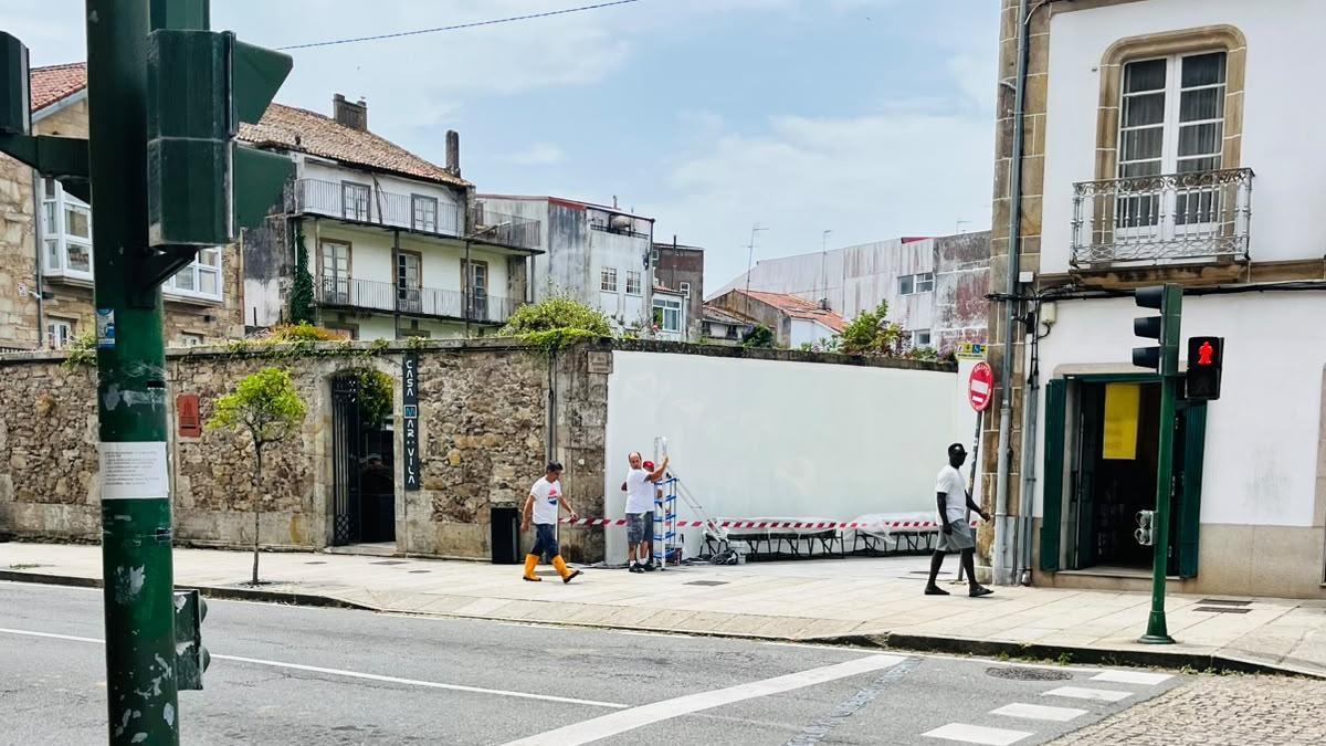 Operarios municipales pintaron de blanco el lateral del inmueble tras eliminar el mural.