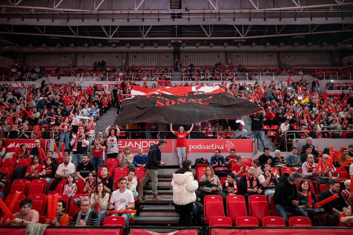 La Marea Roja despliega un mosaico antes el partido en el Príncipe Felipe.