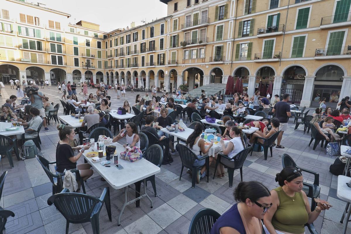 El penúltimo ‘sopar a la llesca’ del verano recupera la Plaza Major para los vecinos