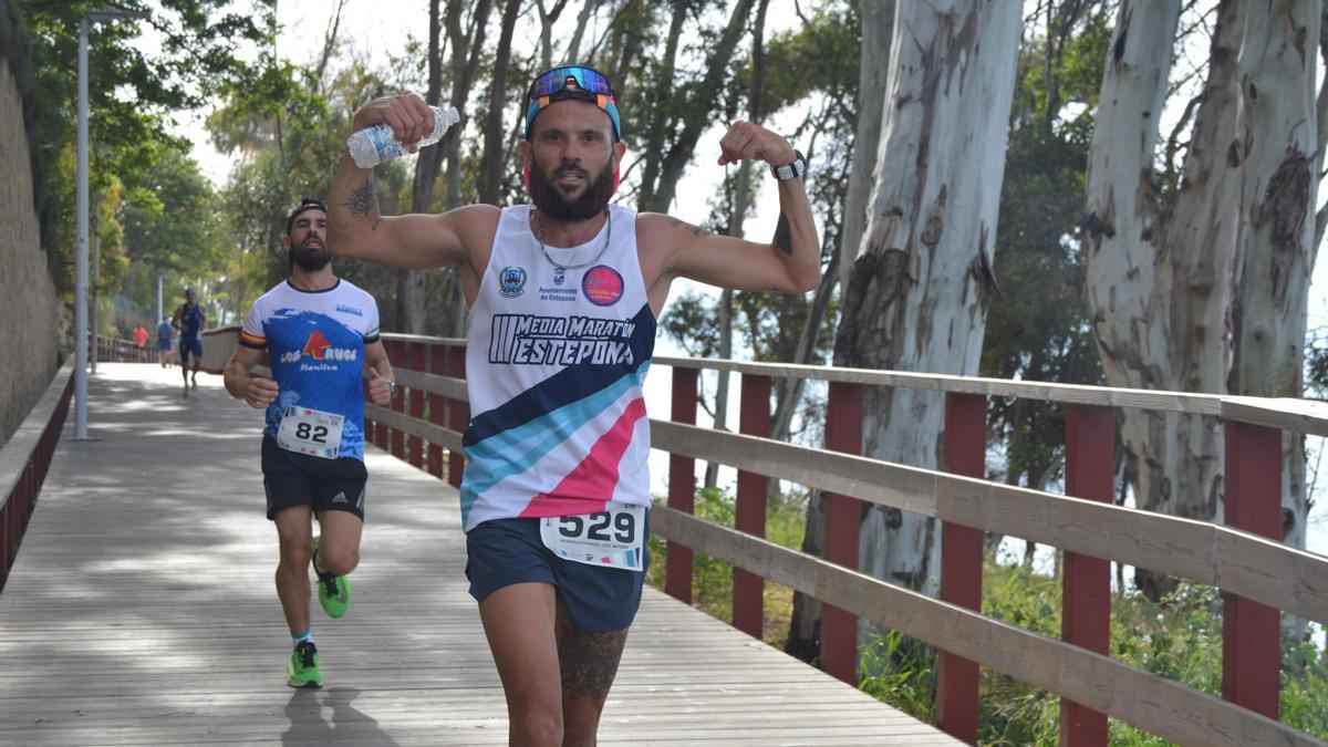 Corredores a su paso por la Senda Litoral.