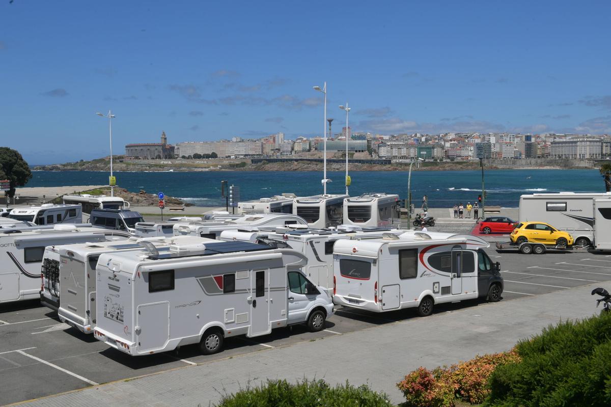 53 autocaravanas se juntan en la explanada de Riazor para hacer la Ruta Yakart